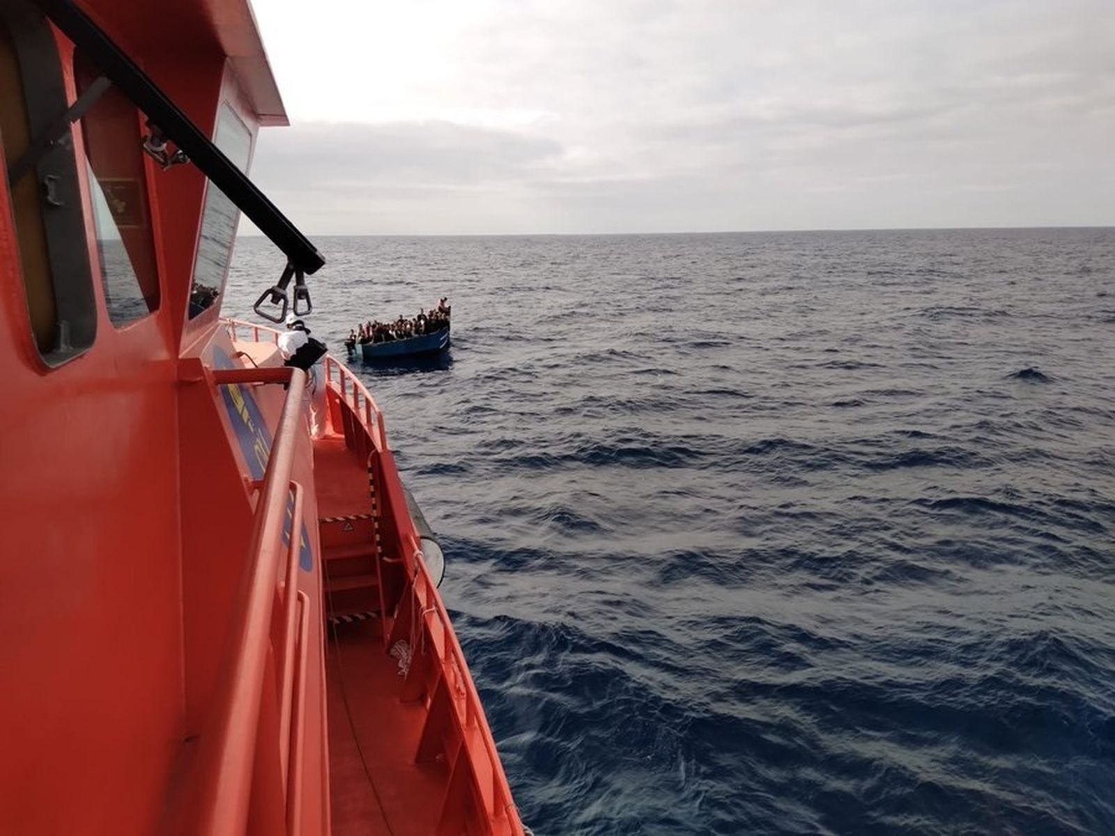 Imagen de recurso de la guardamar Talía procediendo al rescate de 47 personas de una patera localizada por un pesquero a 19 millas de Lanzarote