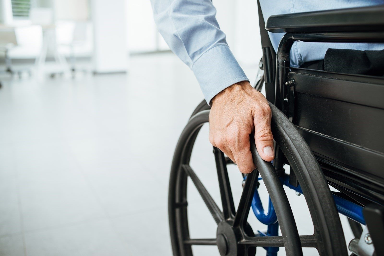 Persona en silla de ruedas