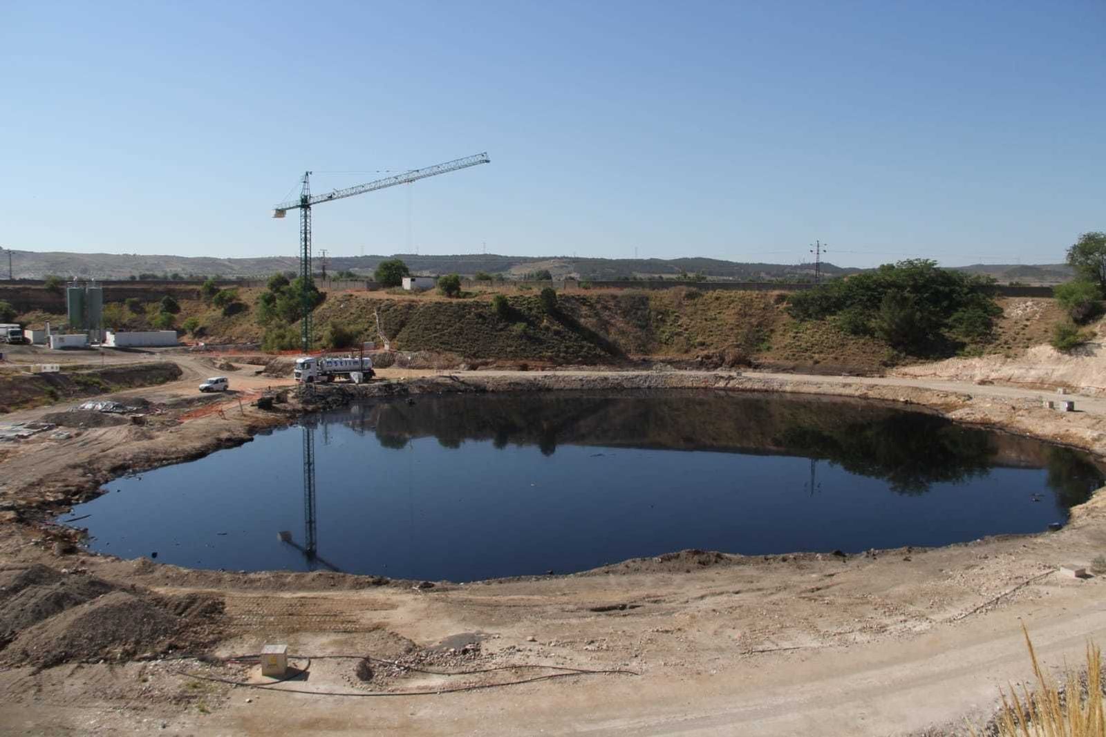 El 'chapapote' de la Laguna de Arganda se convierte en combustible para cementeras