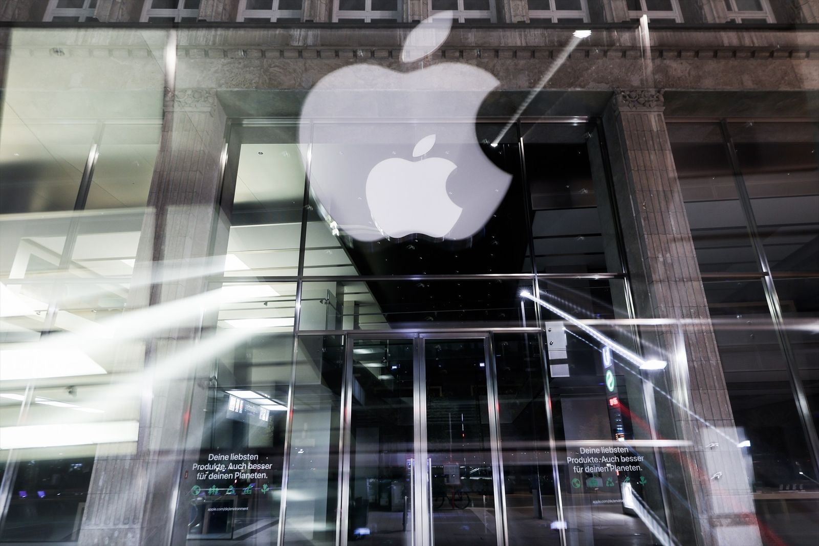 Logo de Apple en una de sus tiendas