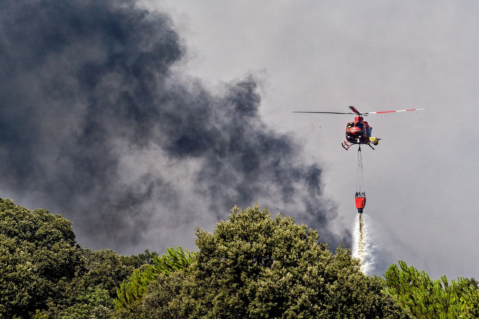 El incendio de Navaluenga (Ávila) mantiene un perímetro inestable de 26 kilómetros