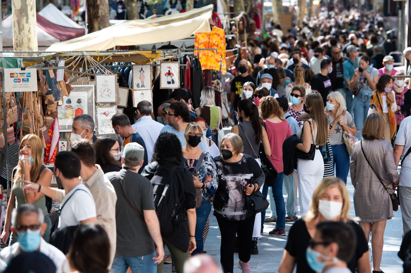 Sanidad destaca que, a diferencia del entorno europeo, la pandemia se estabiliza en España