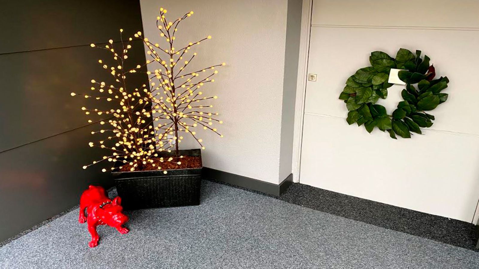 Los detalles se cuidan al máximo. Ya la entrada es 'especial'. Las luces están presentes en cada rincón de la casa porque su propietaria se dedica a realizar proyectos de iluminación.