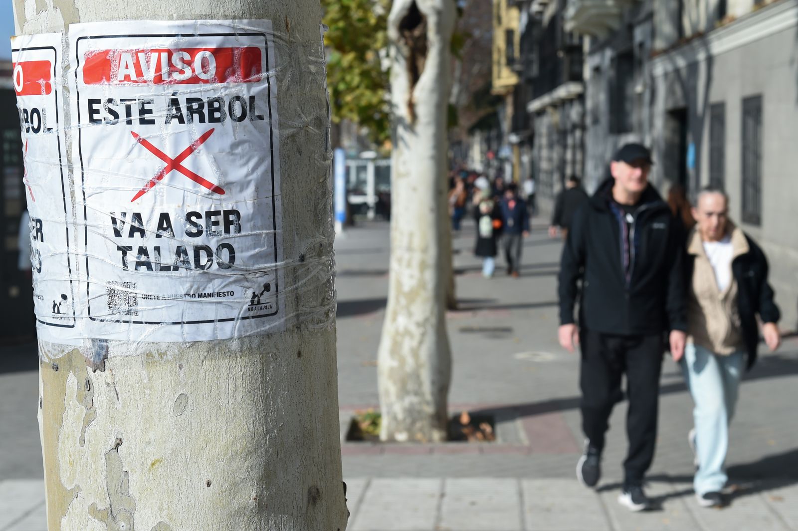 Protesta vecinal ante el comienzo en Atocha de las talas de arbolado por la ampliación de la línea 11 de Metro