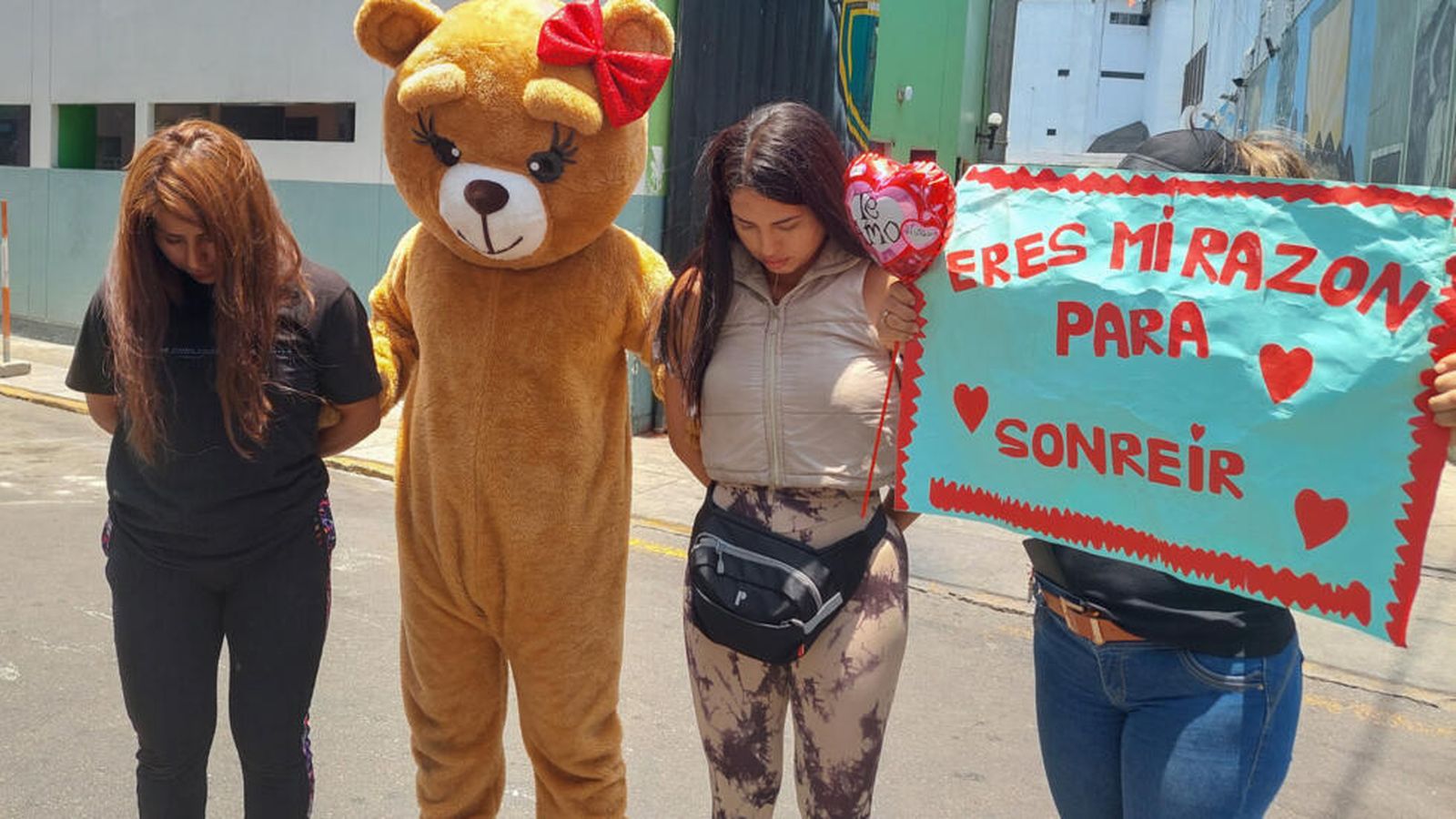 Policía disfrazado de oso detiene a dos narcos