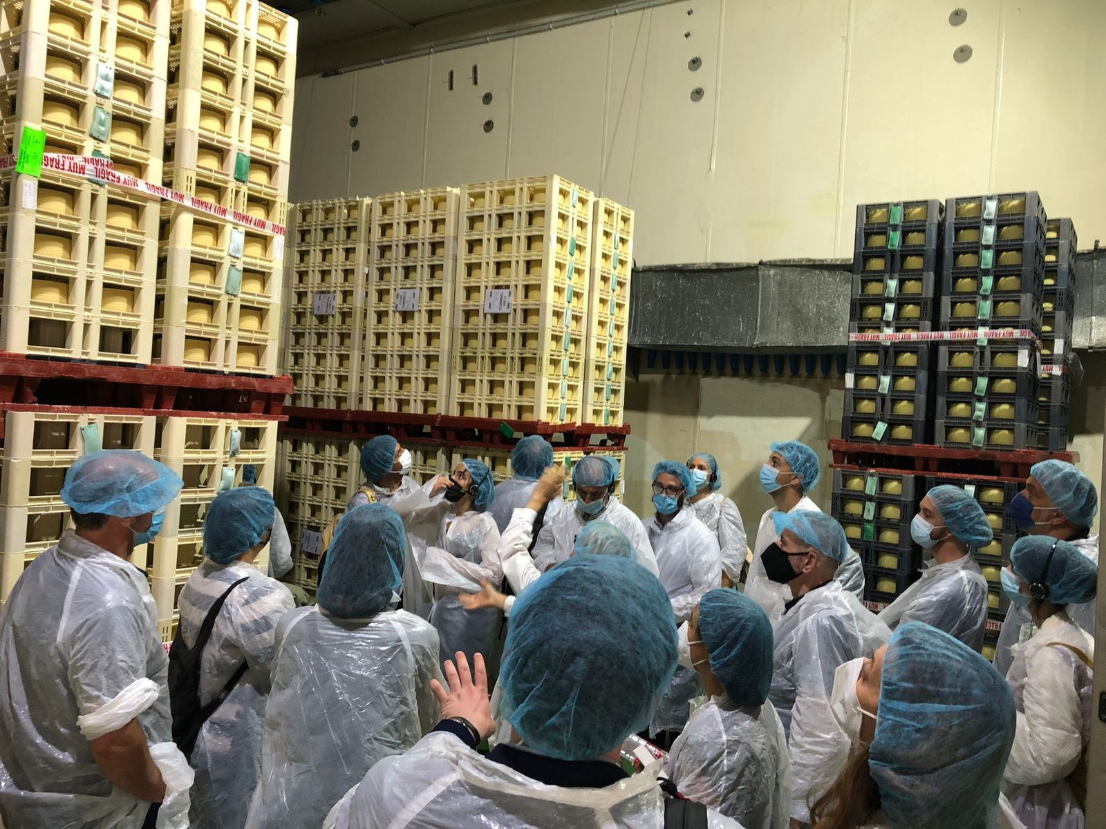 Grupo de investigadores visitantes en una quesería de Campo Real