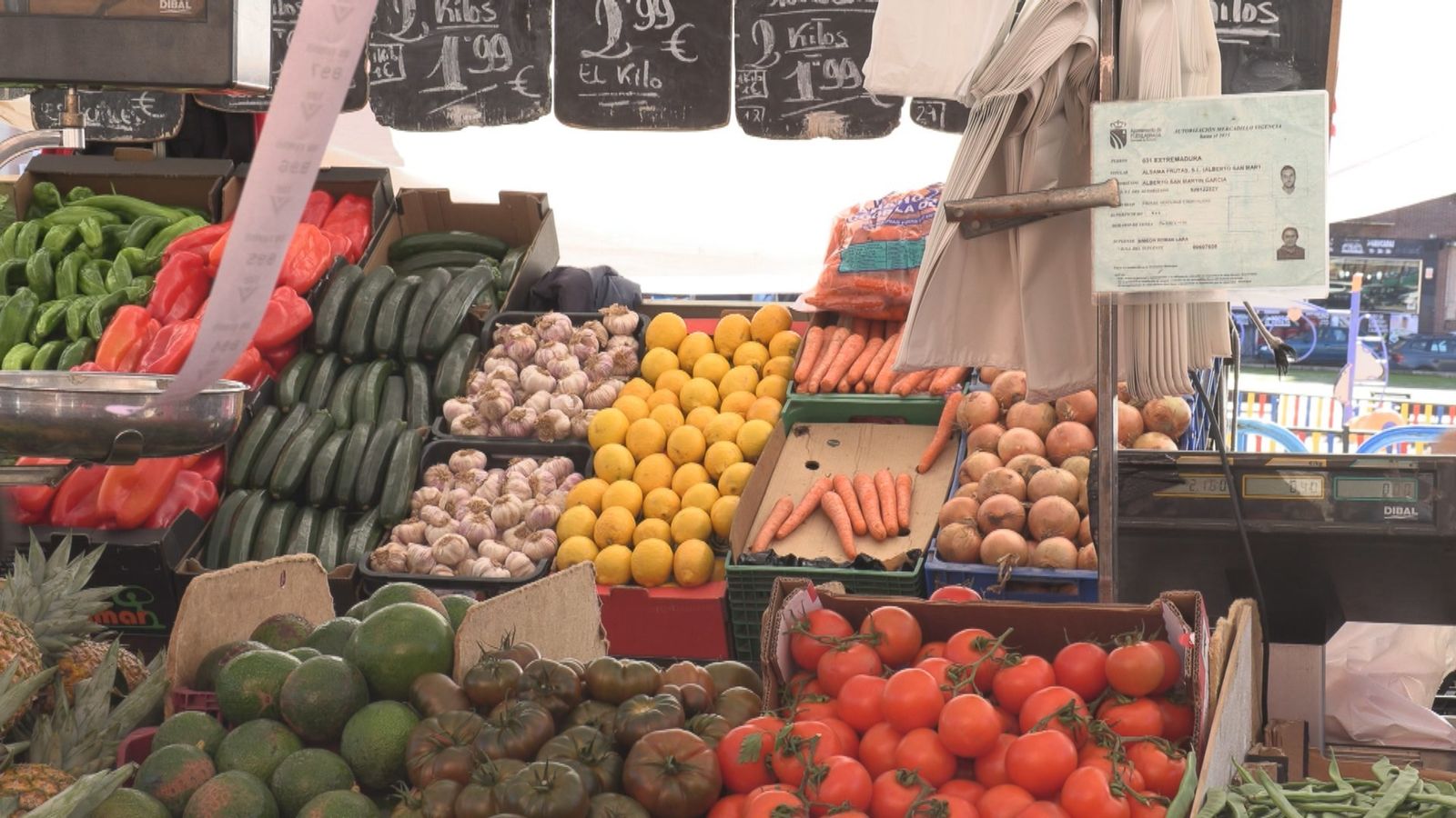 Puesto de frutas y verduras del mercadillo de Fuenlabrada