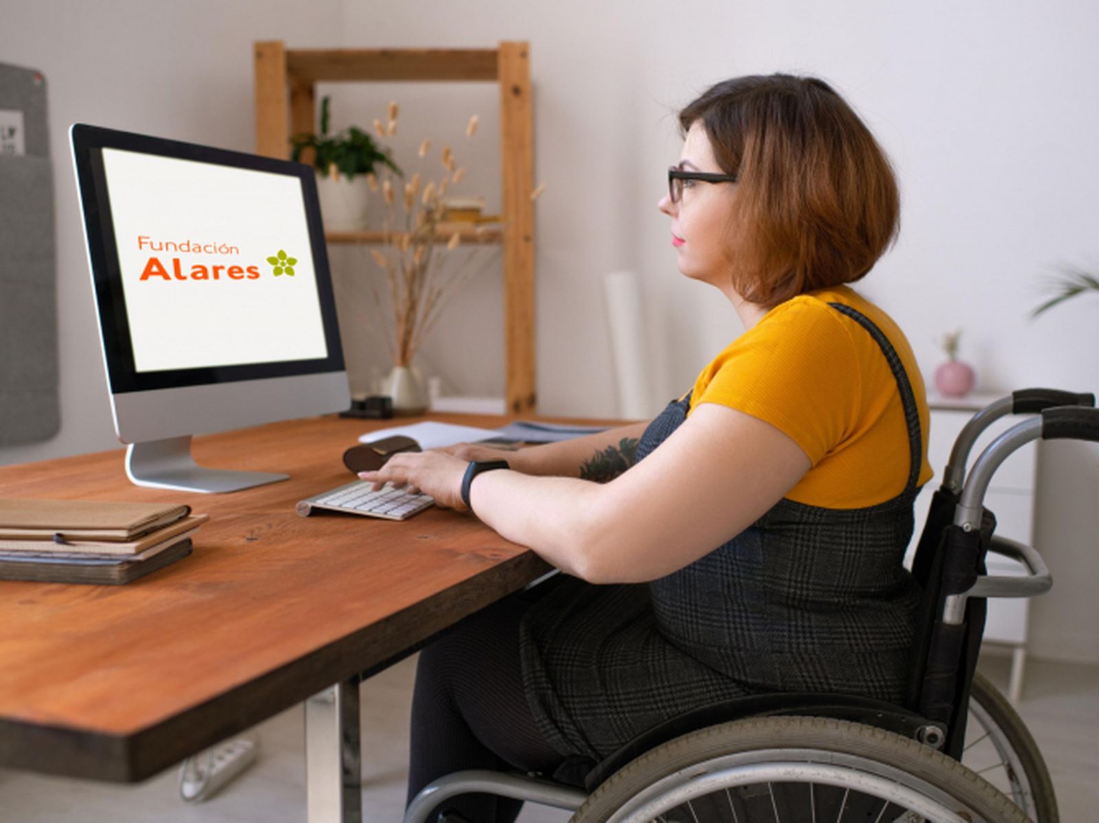 ¿Cómo ayuda la Fundación Alares a mejorar la formación y la inserción laboral de las personas con discapacidad?