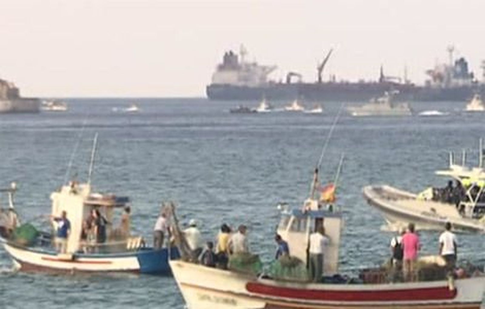 Los pescadores acaban la protesta instando a Gibraltar a no tirar más bloques al mar