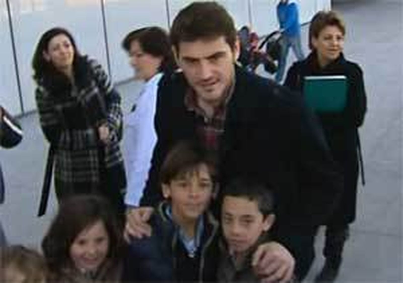 Casillas reparte juguetes entre los niños del hospital Rey Juan Carlos de Móstoles