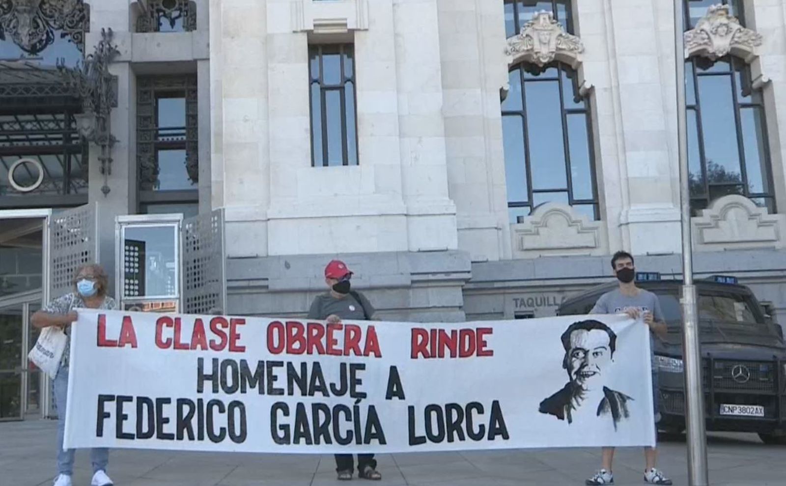 Protesta frente al Ayuntamiento por la prohibición de homenajear a Lorca