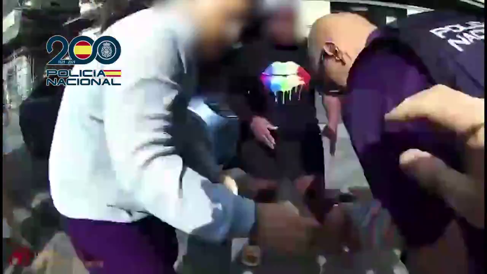 Dos agentes de Policía salvan a un niño