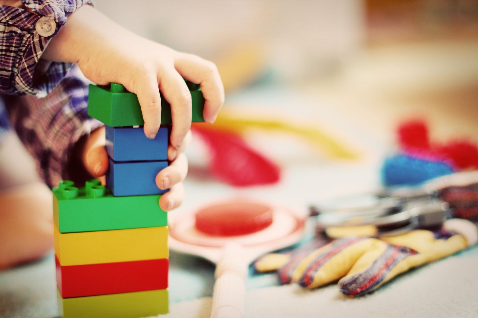 Un niño se divierte con un juego de construcción