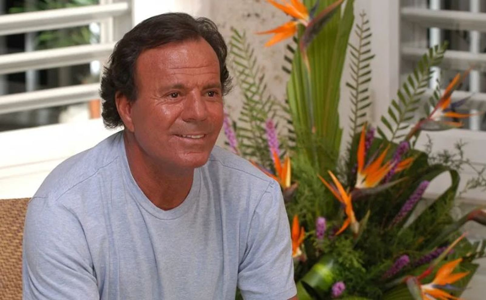 Julio Iglesias publica mensajes afectuosos de sus exempleadas y niega las acusaciones: "Una absoluta falsedad"