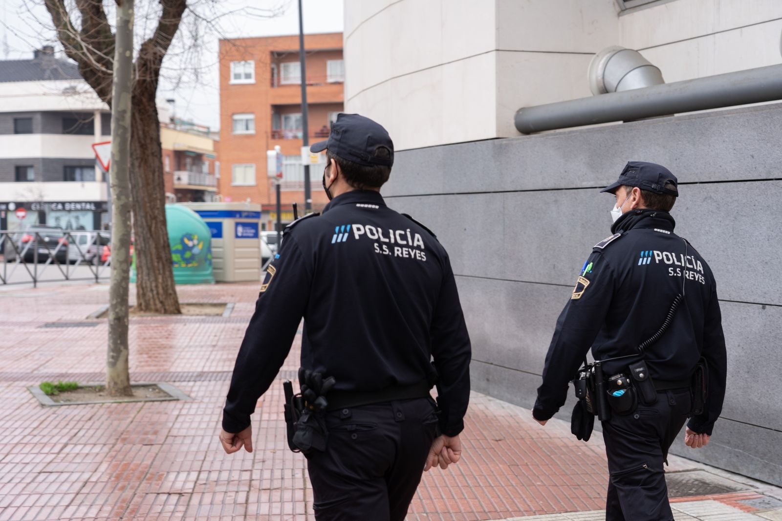 Agentes de Policía Local de San Sebastián de los Reyes de patrulla por la calle