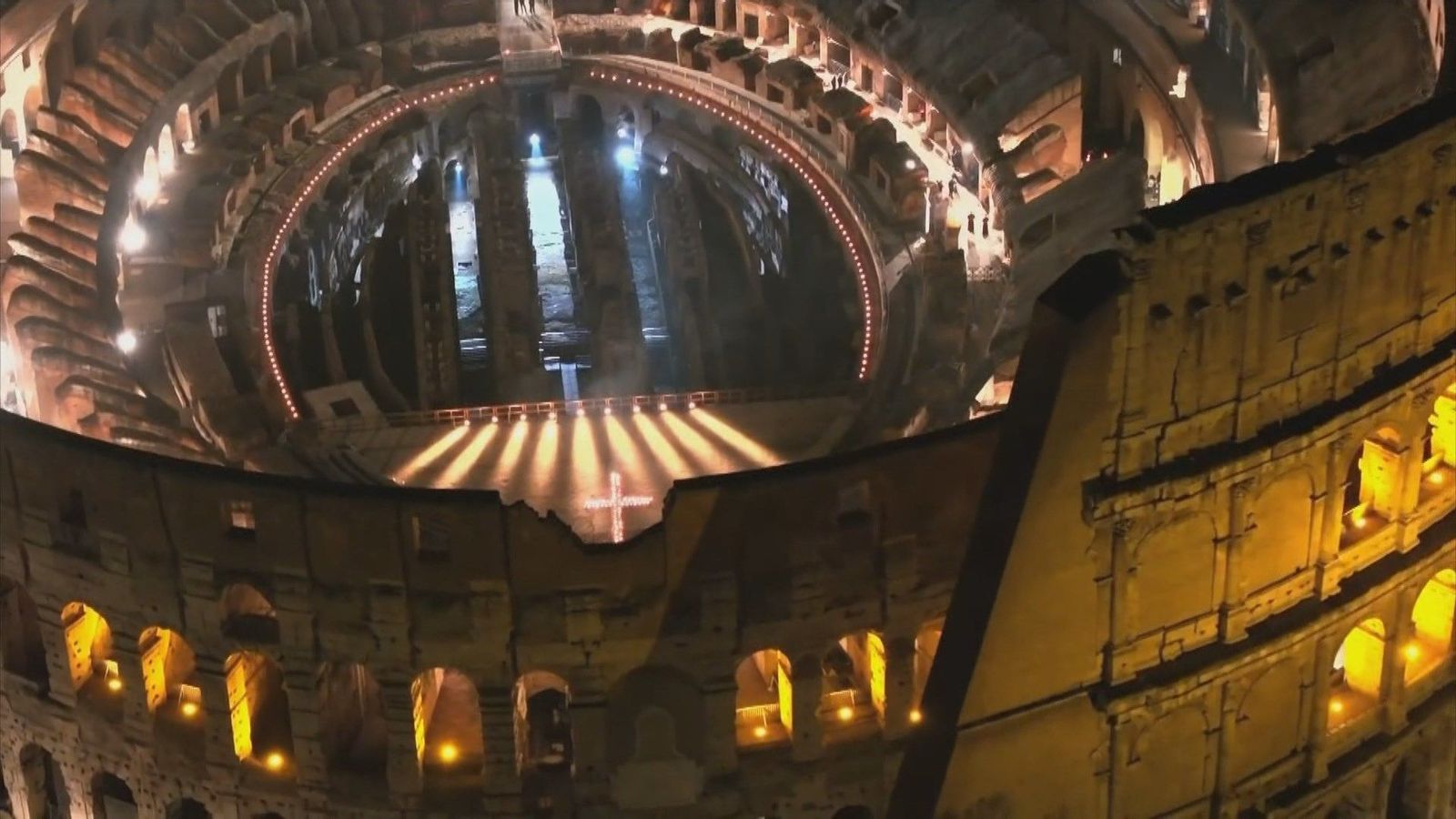 Las meditaciones del Papa guían el Vía Crucis en el Coliseo romano sin su presencia