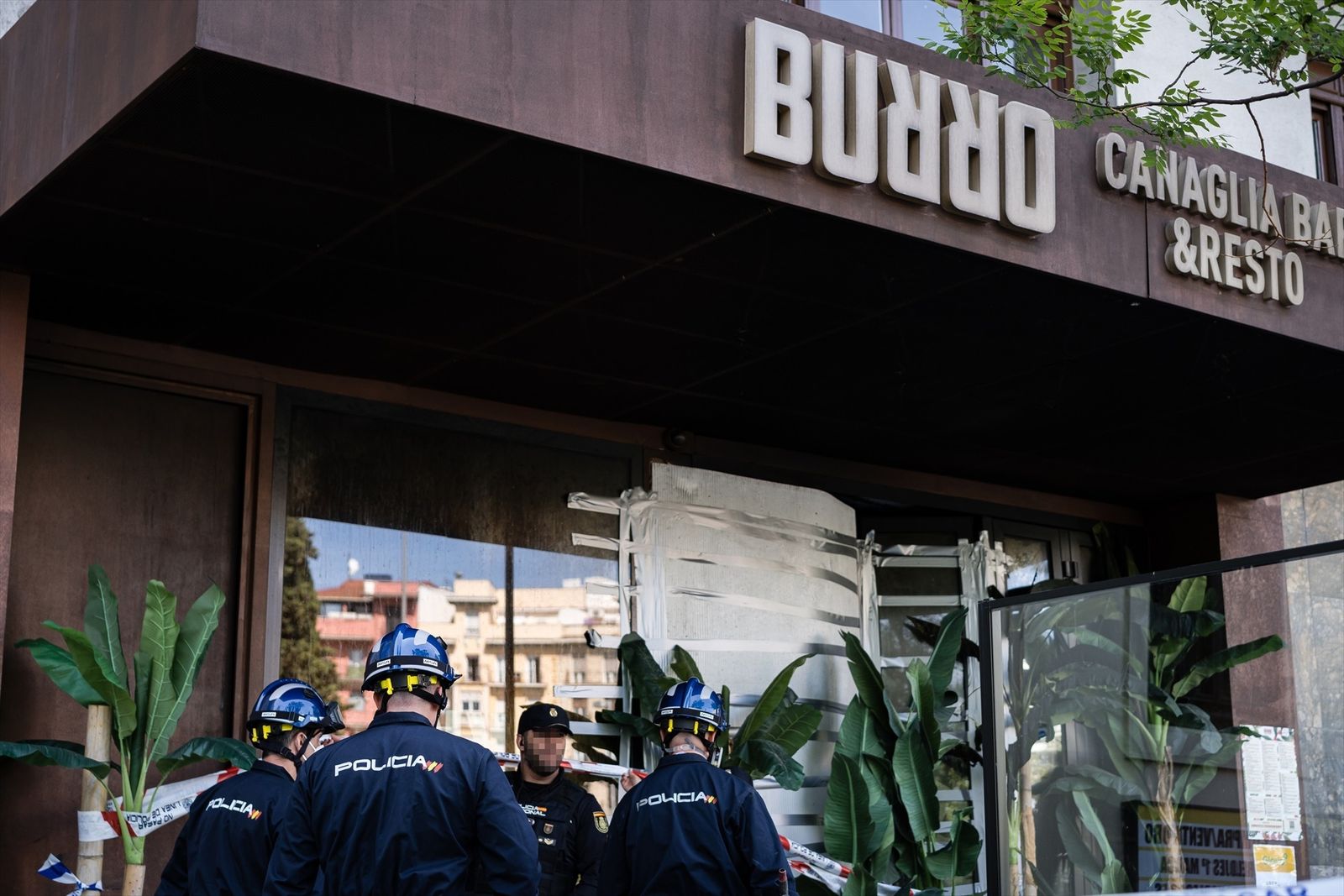 Agentes de la Policía Científica en el restaurante de Manuel Becerra
