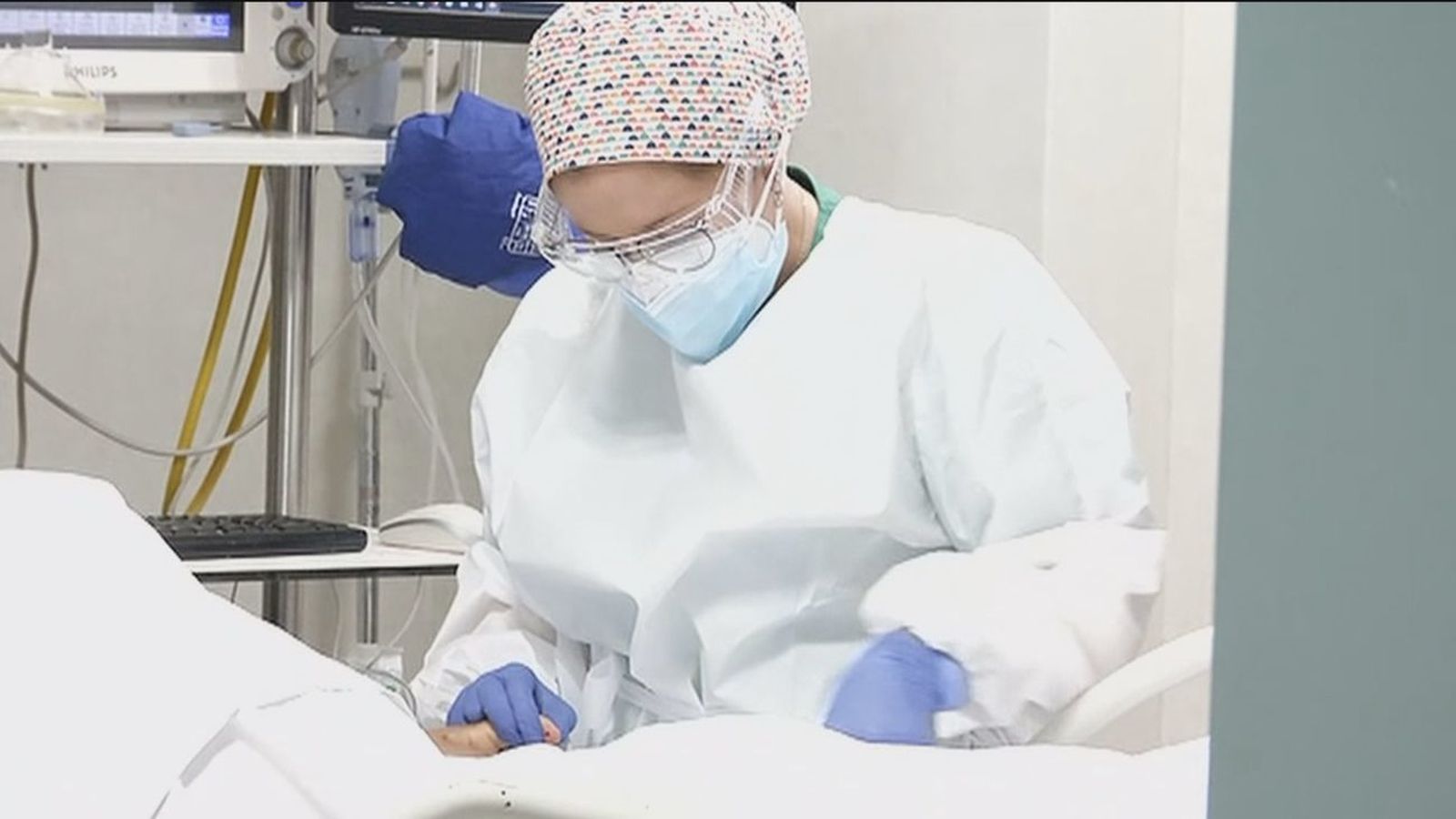 Una enfermera realiza una prueba diagnóstica a un paciente con Covid