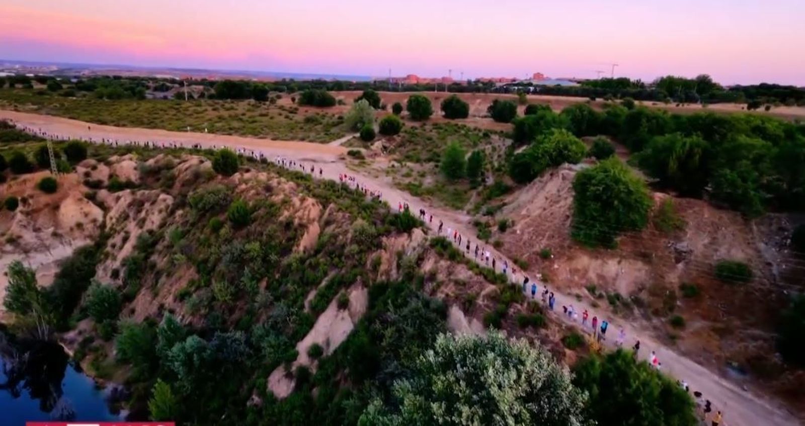 Cientos de vecinos se concentran en Vicálvaro para exigir la protección de las Lagunas de Ambroz