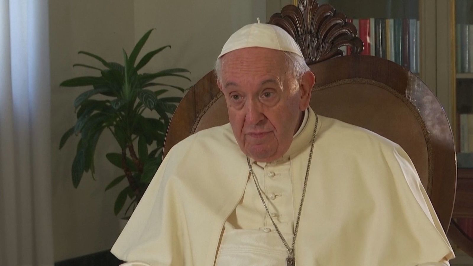 El Papa se levanta y se puede sentar, mientras sigue tratamiento para neumonía bilateral