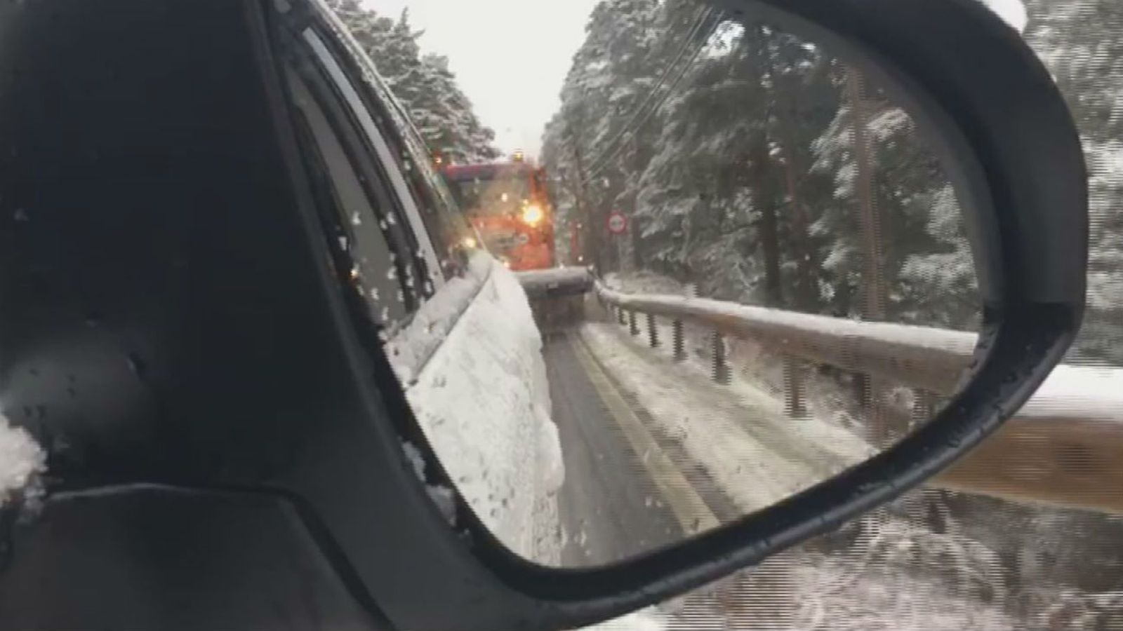 La nieve llega a Madrid y obliga al uso de cadenas en Navacerrada y Cotos