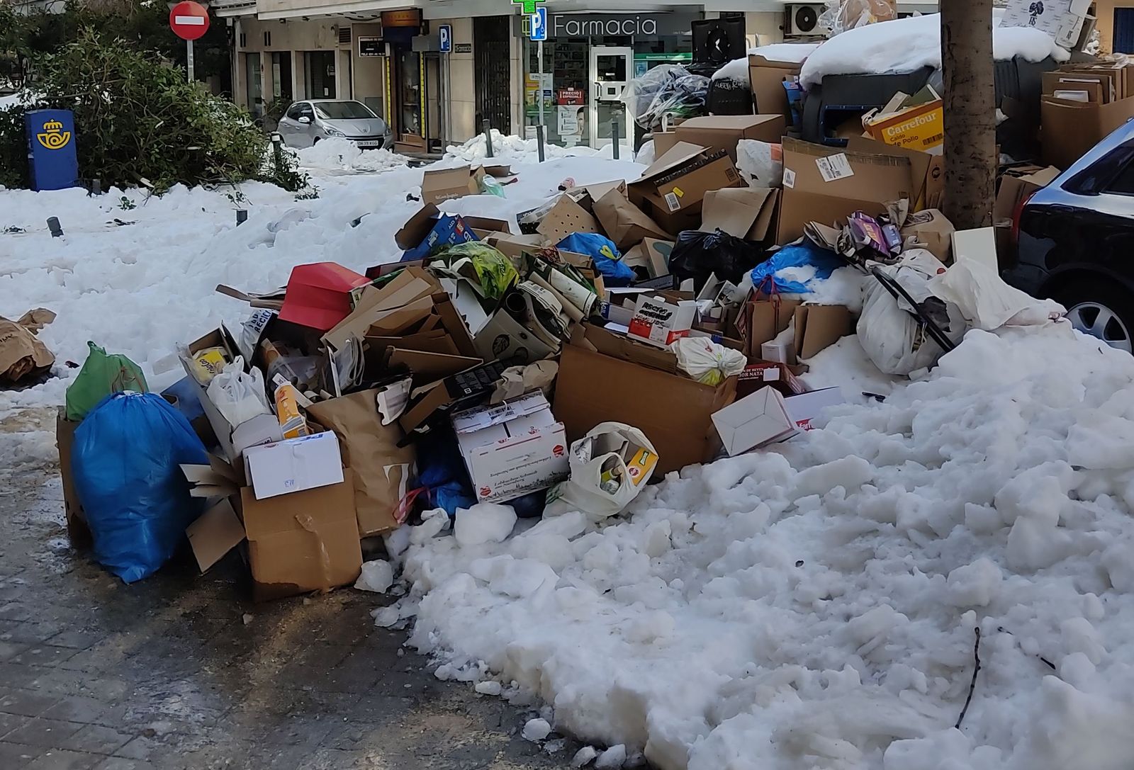 Acumulación de nieve y basura en la calle Alonso Heredia