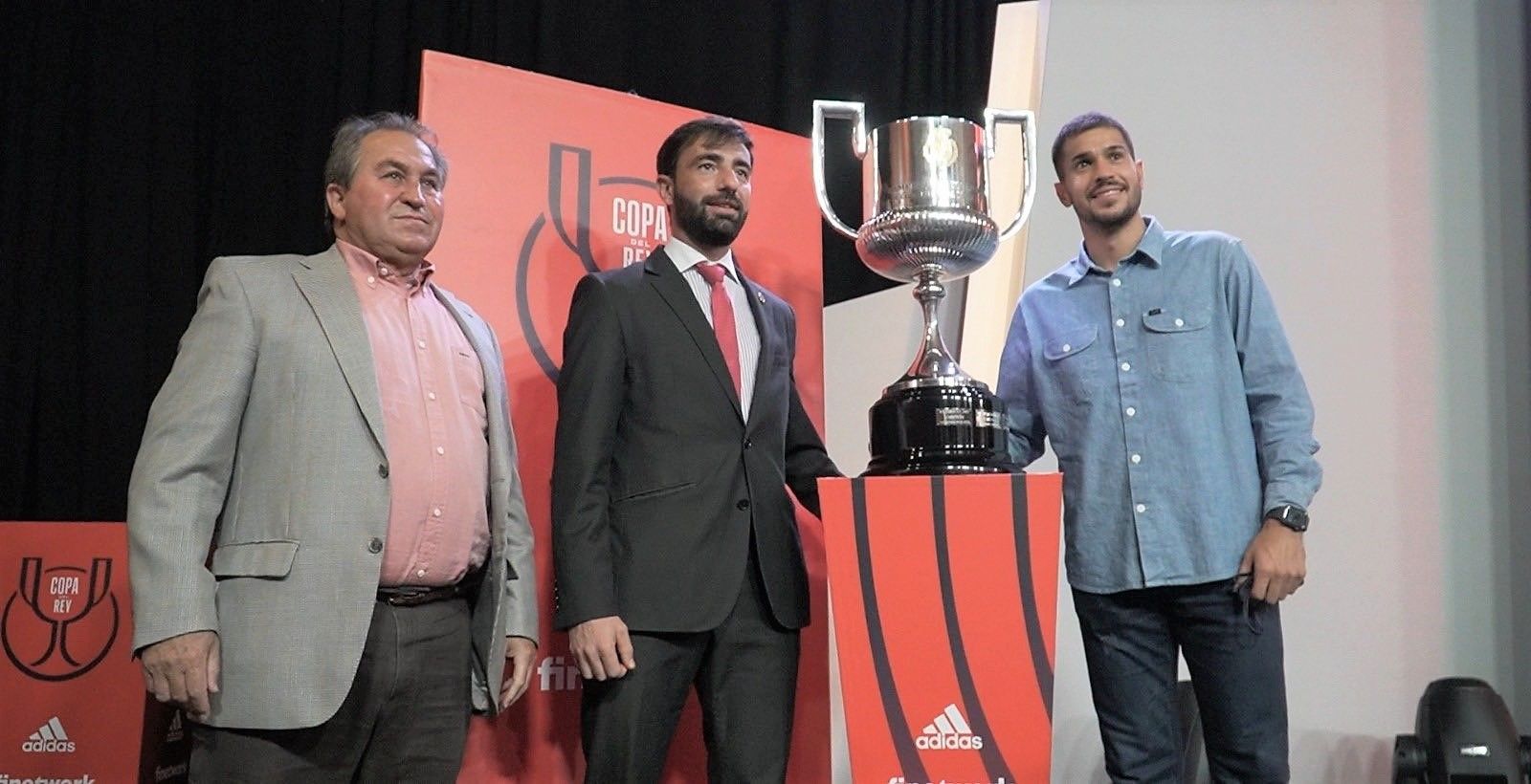 Juan Manuel García, presidente del San Agustín, a la izquierda de la foto junto a dos de sus jugadores