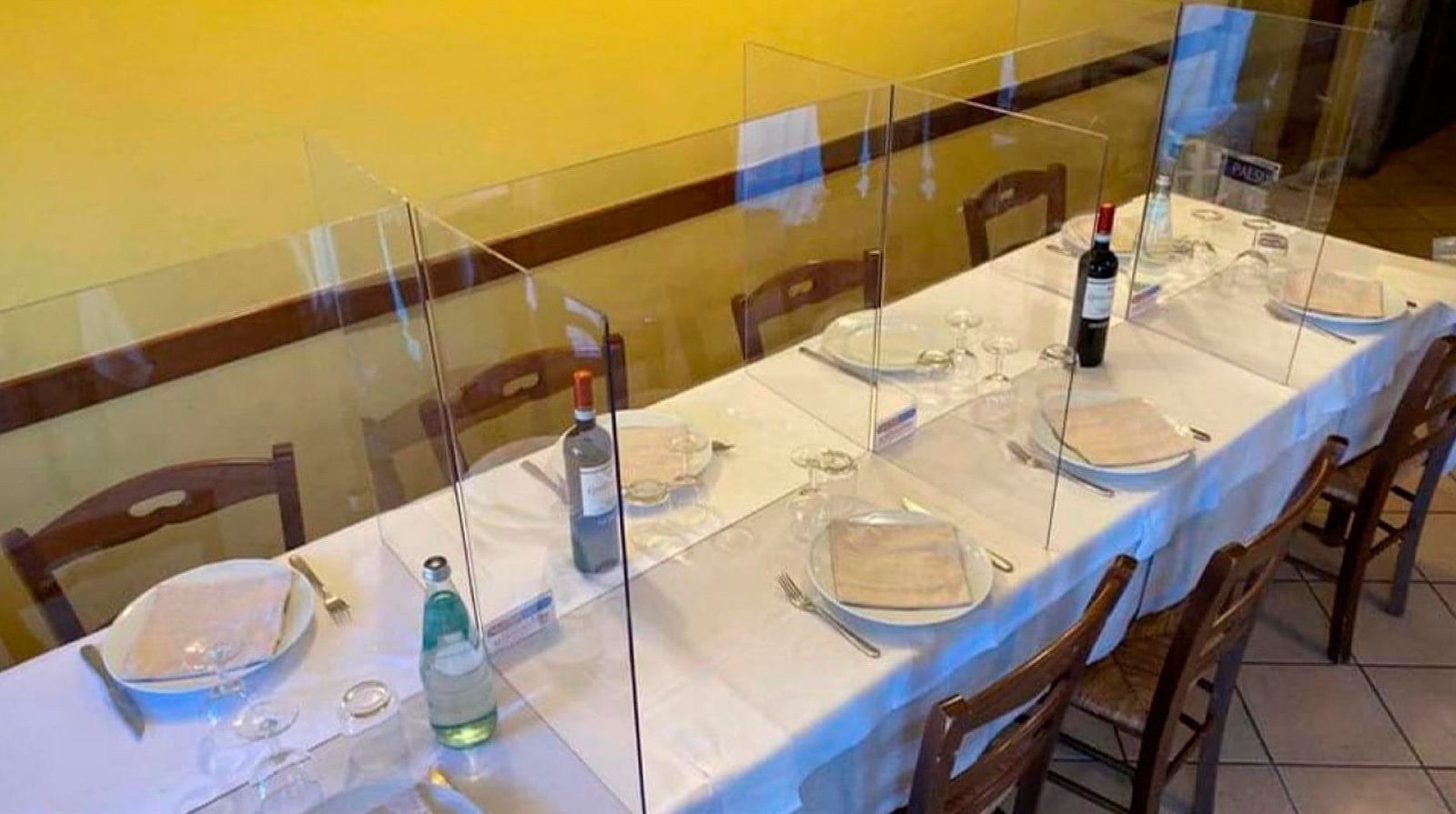 Mamparas de metacrilato en restaurantes de Madrid para separar a los comensales
