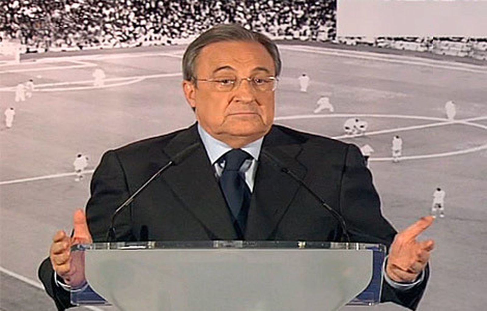 Florentino Pérez anuncia que Mourinho deja el banquillo del Real Madrid