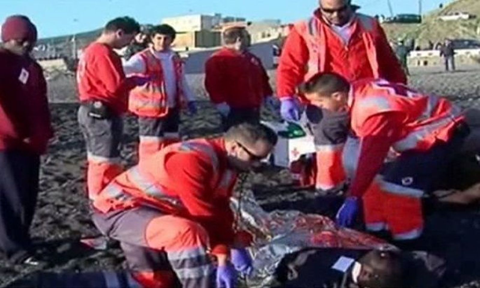 Ya son 13 los inmigrantes muertos al hallarse otros 4 cerca del espigón de Ceuta
