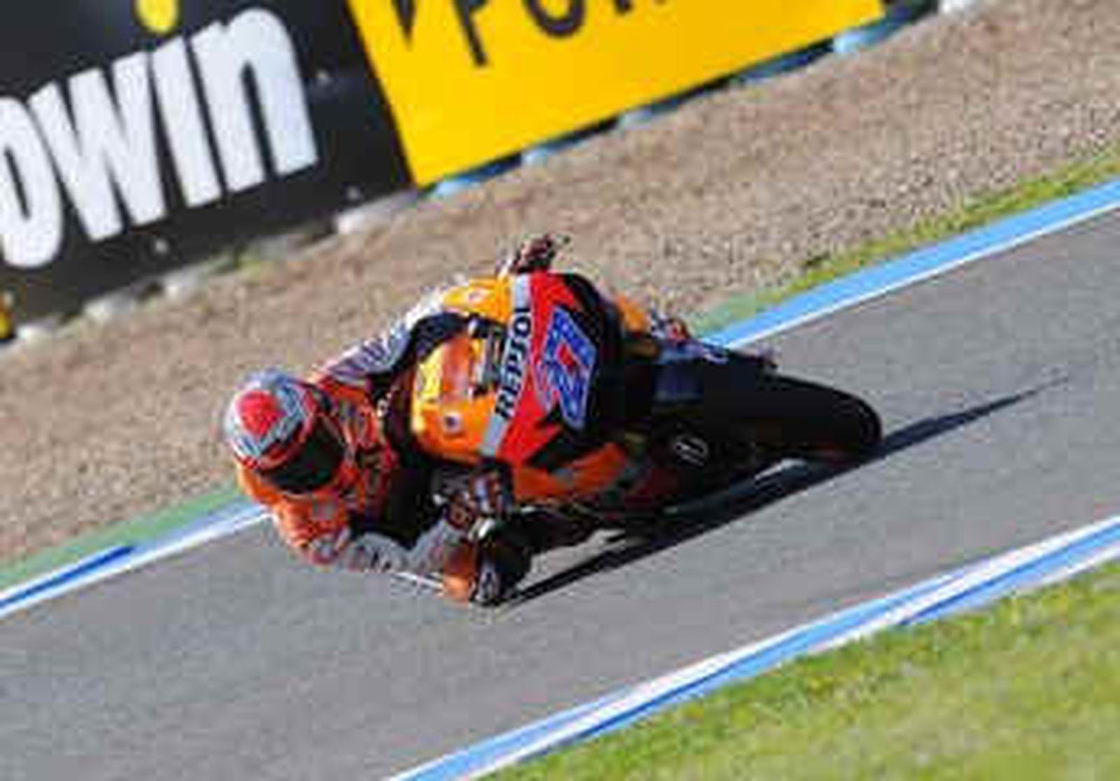 Stoner vuelve a imponerse a Pedrosa y Lorenzo