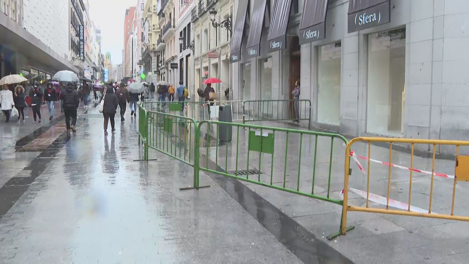 Atascos, susto en Preciados, mucho viento... Madrid 'sufre' otro día invernal en abril