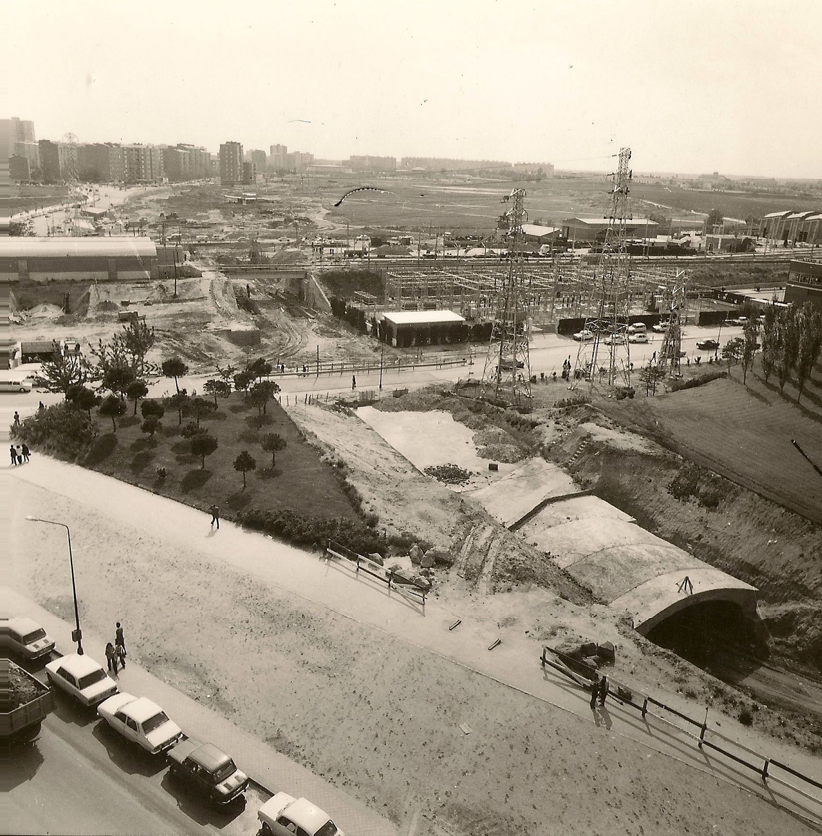 Obras del tren de Cercanías con el metro de Aluche al fondo