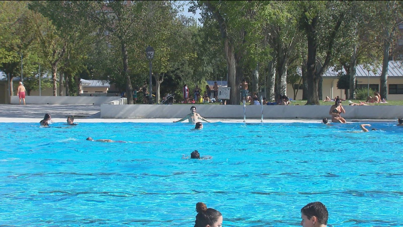 Listas de espera para entrar en las piscinas públicas