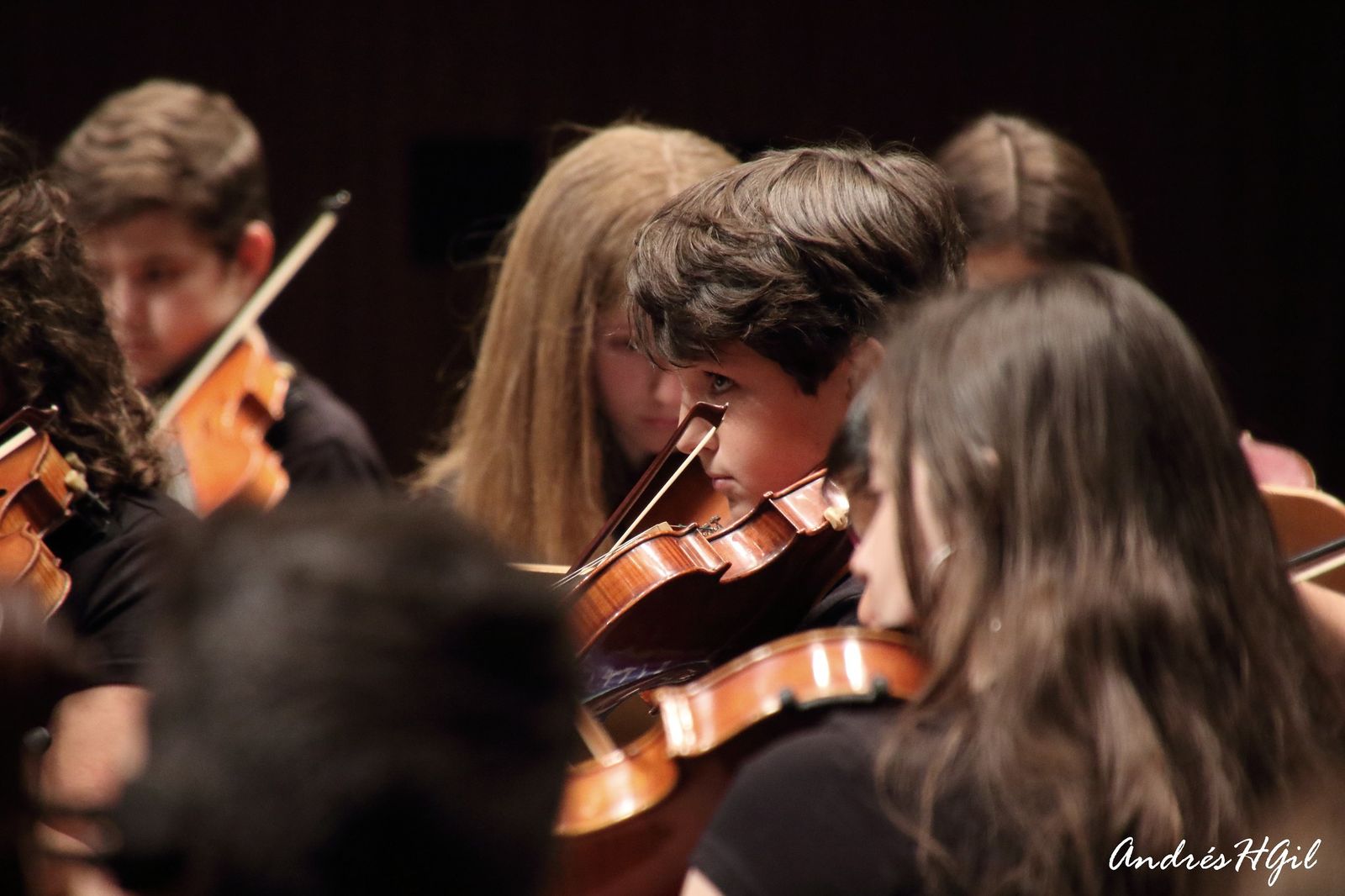 Jóvenes músicos tocando sus instrumentos