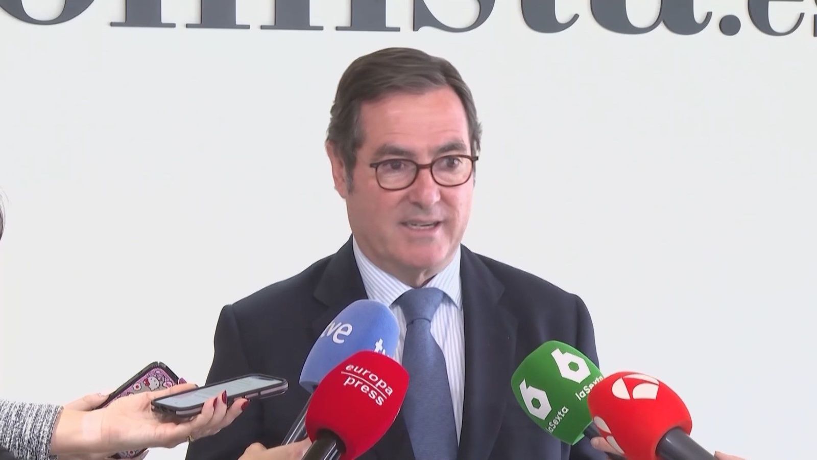 Garamendi acusa a Sánchez de buscar "enemigos para tapar alguna miseria" y de ponerse "morado a subir impuestos"