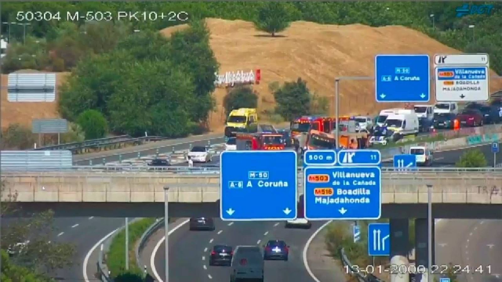 Herido de gravedad el conductor de un camión volcado en la M-503 a la altura de Majadahonda: gran atasco por el accidente