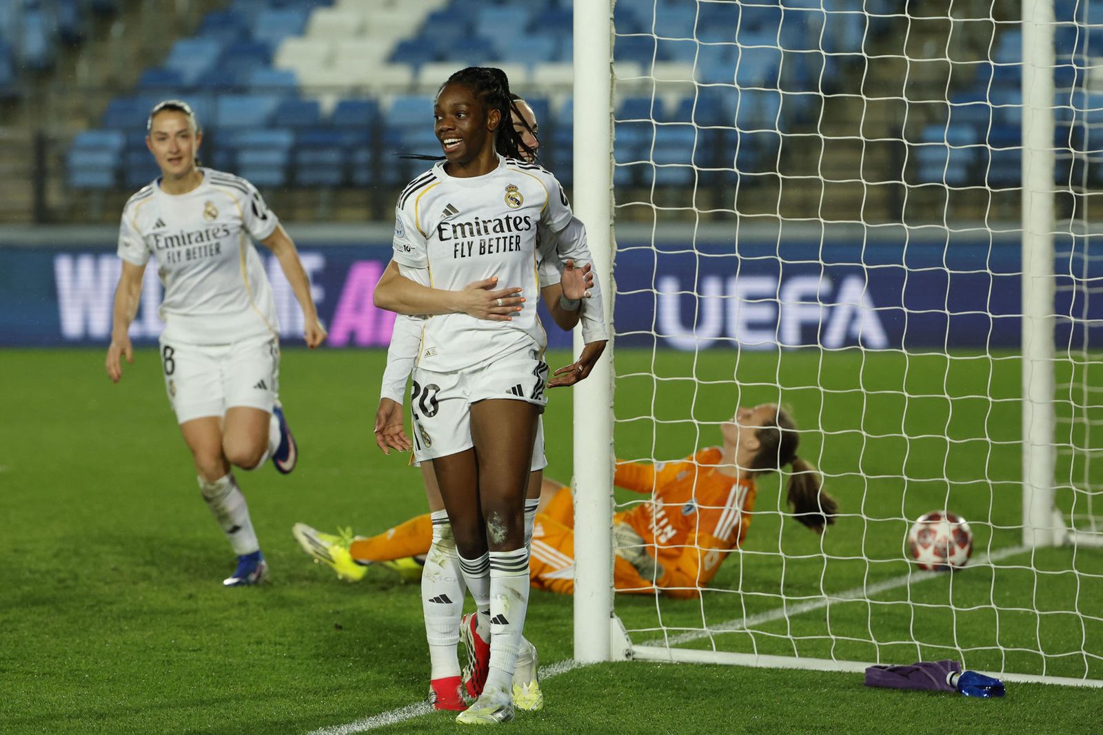 Naomi Feller ante el París FC