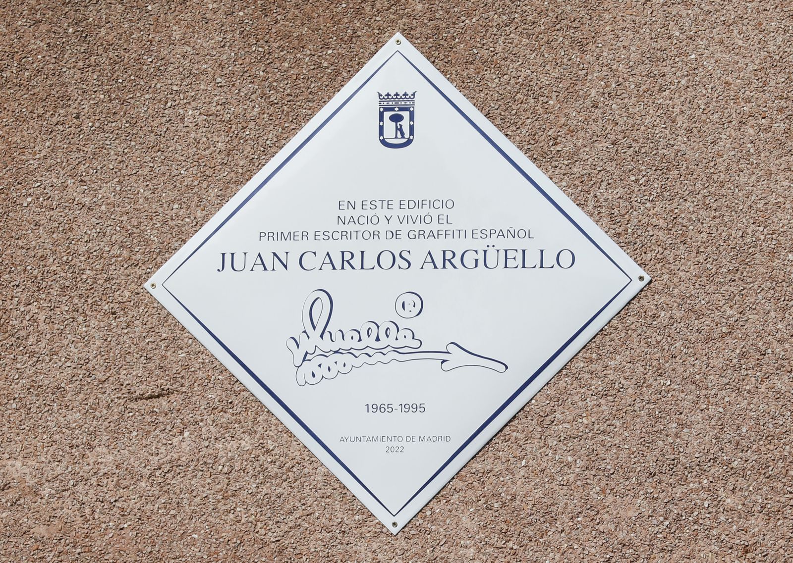 La placa en recuerdo de 'Muelle', en el barrio de Campamento de Latina