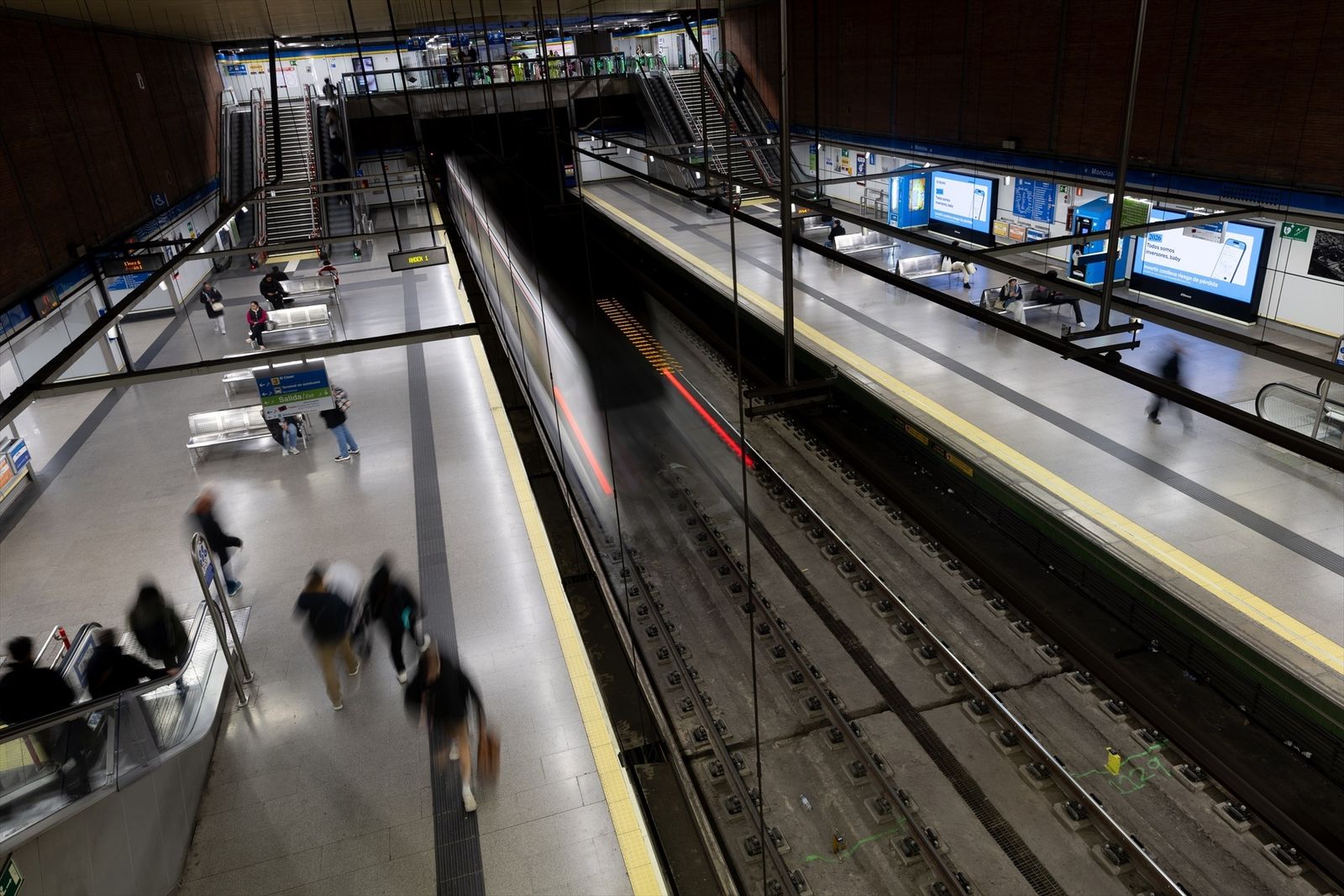 Andén de la estación de metro 'Moncloa' en la línea 6