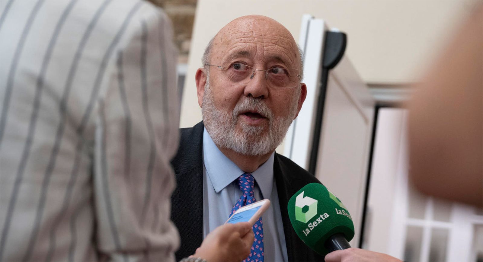 Tezanos tira del síndrome del espejo de la madastra de Cenicienta para defenderse de las acusaciones de manipulación de Podemos y PP