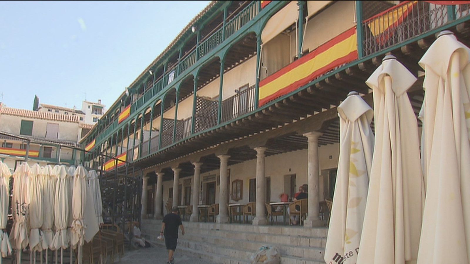 Los vecinos de Chinchón, encantados con su pueblo convertido en un nuevo plató de Hollywood