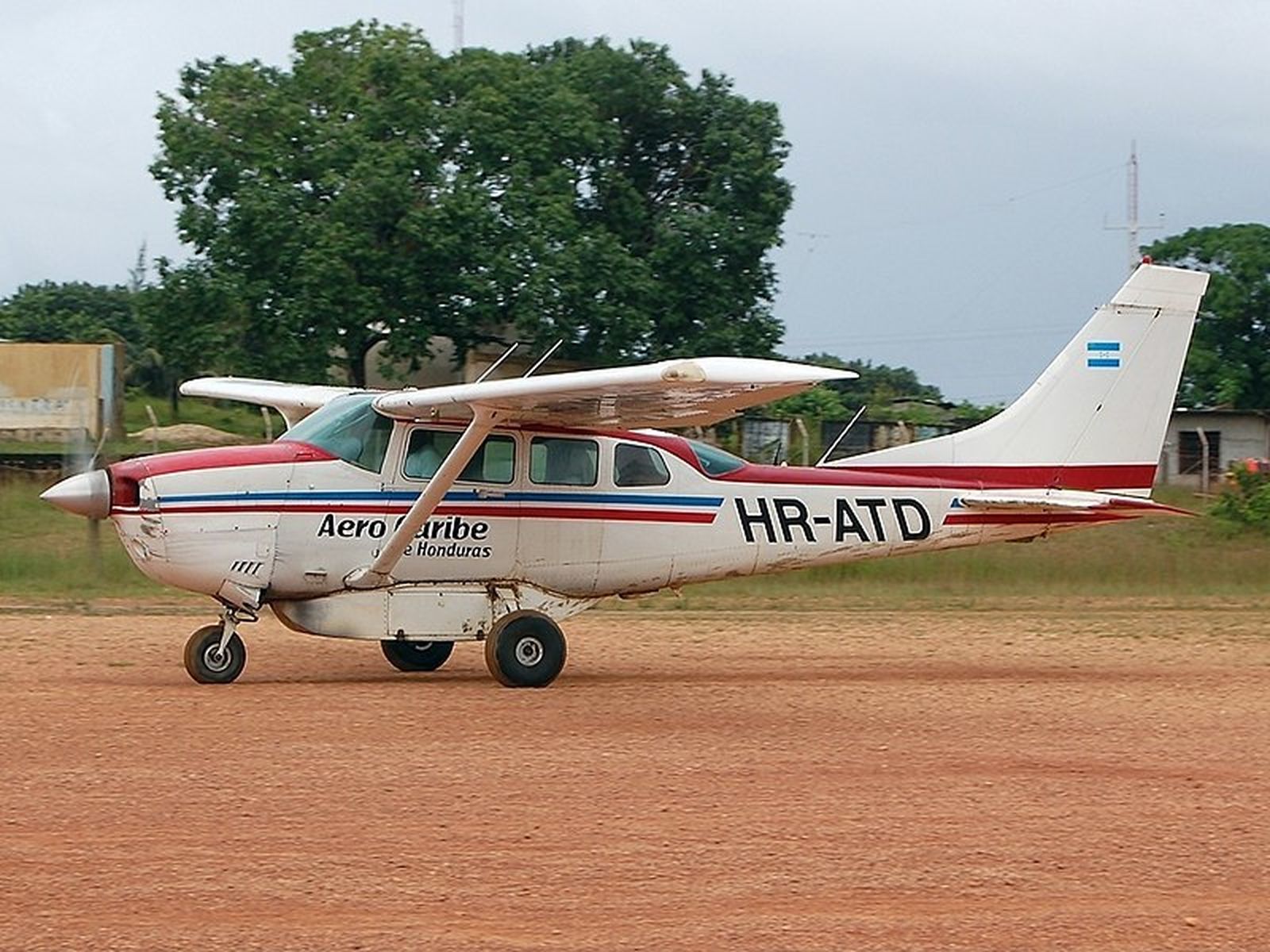 Una Cessna 206 rueda por la pista del aeropuerto de Puerto Lempira, Honduras