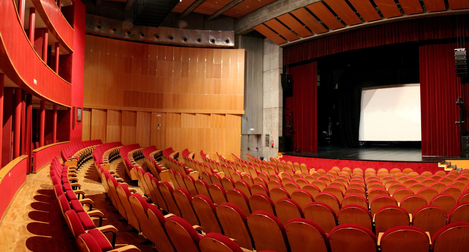 Patio de butacas y escenario del Teatro Jacinto Benavente de Galapagar