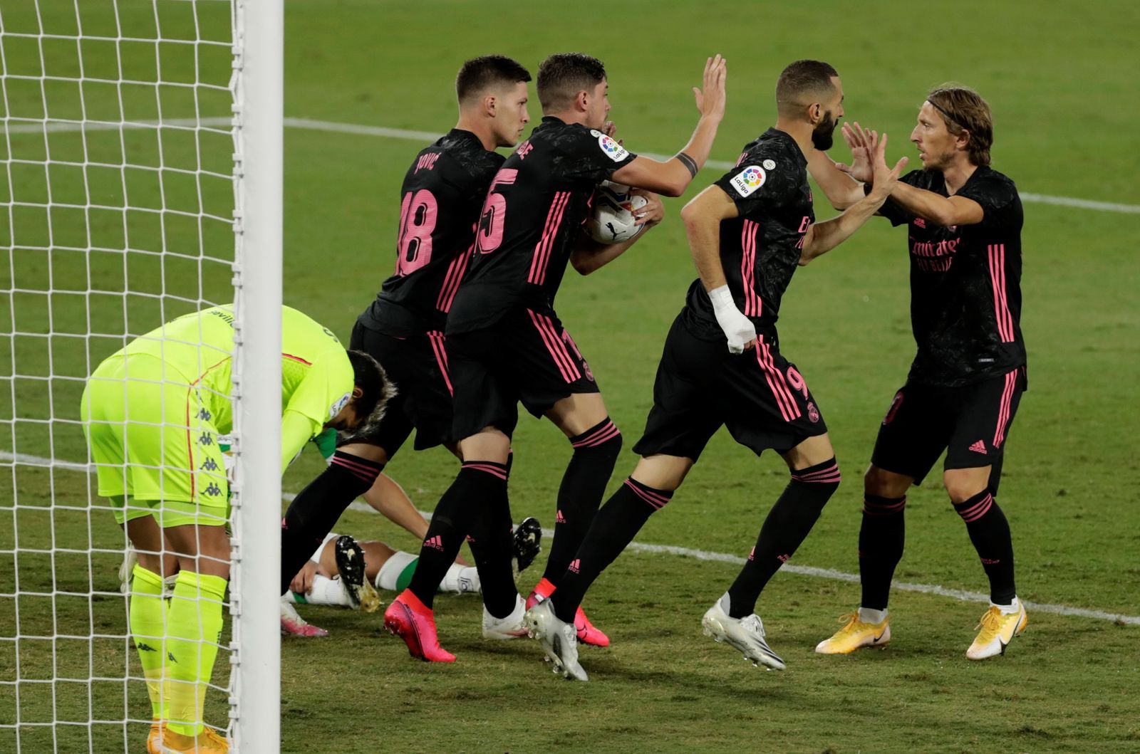 Jugadores del Real Madrid celebrando uno de los goles ante el Betis