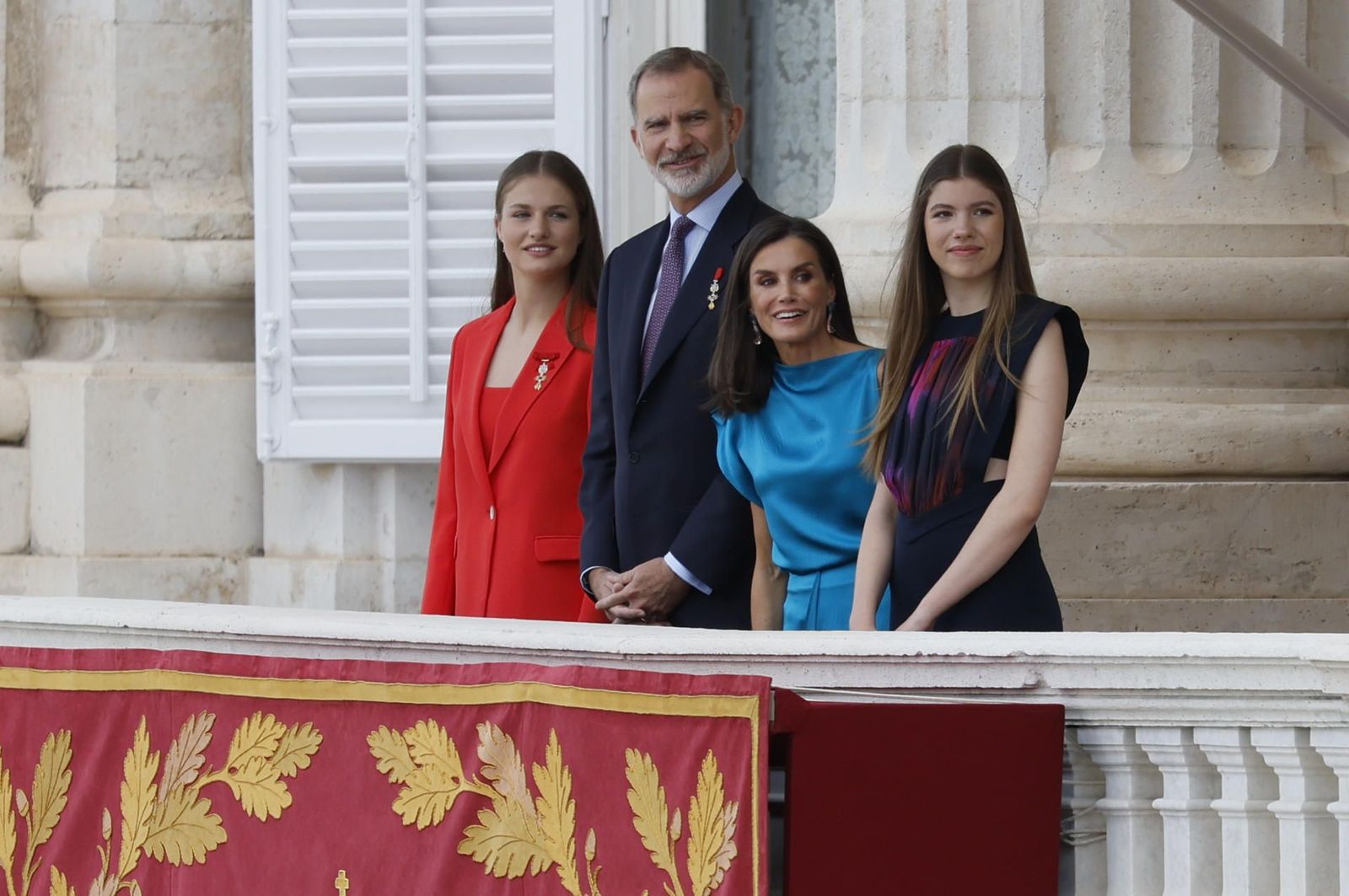 Los reyes y sus hijas salen por primera vez al balcón principal del Palacio Real por el relevo solemne