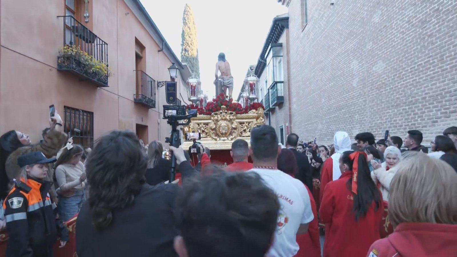 Emoción y contención en la marcha del Cristo Atado a la Columna en Alcalá de Henares