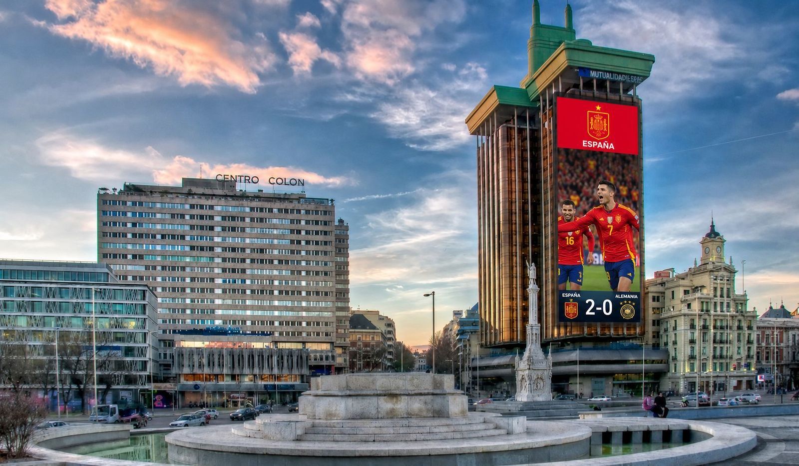 Plaza de Colón con una pantalla gigante