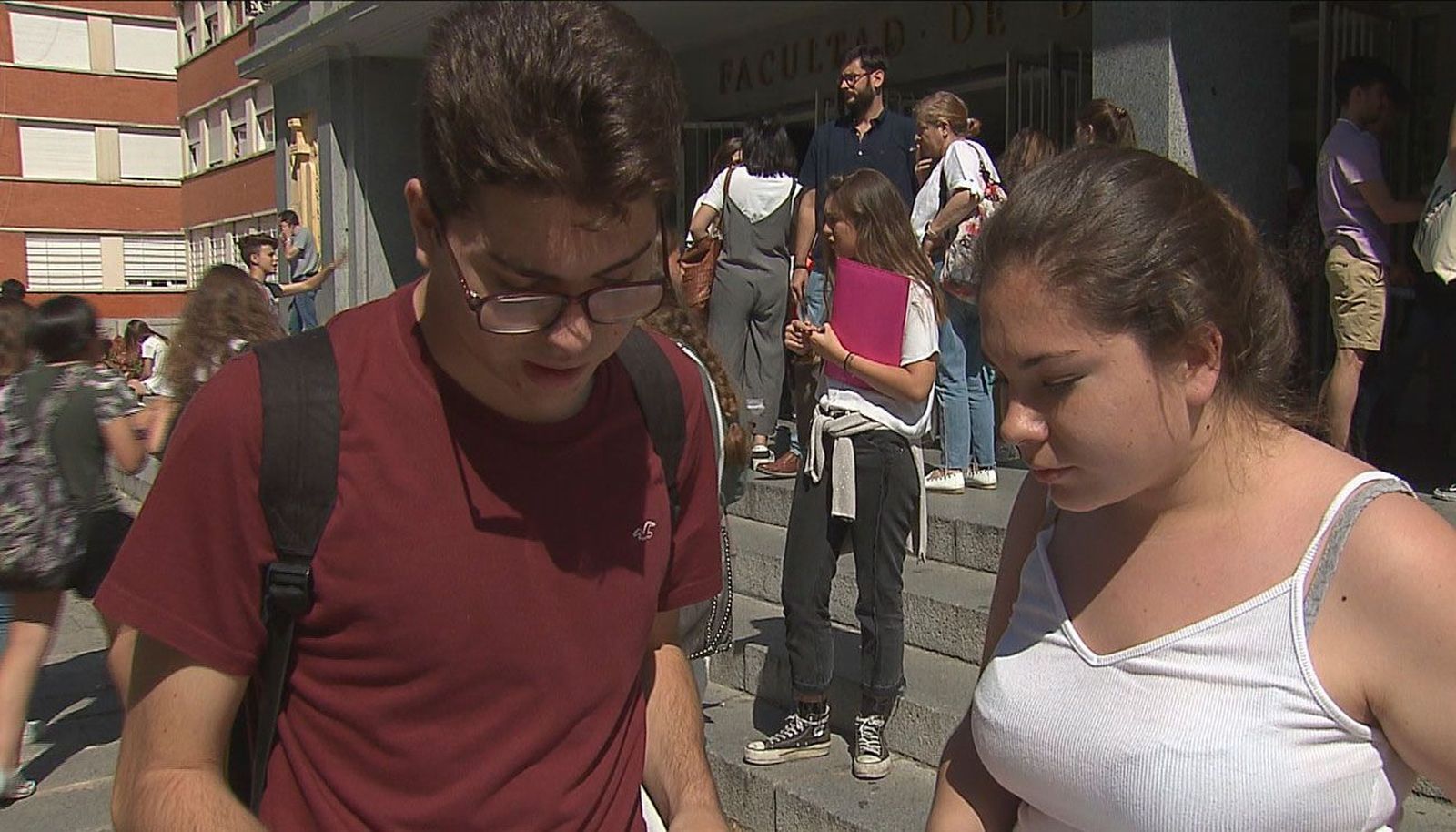 Así afrontan la selectividad unos mellizos de Pozuelo y su familia