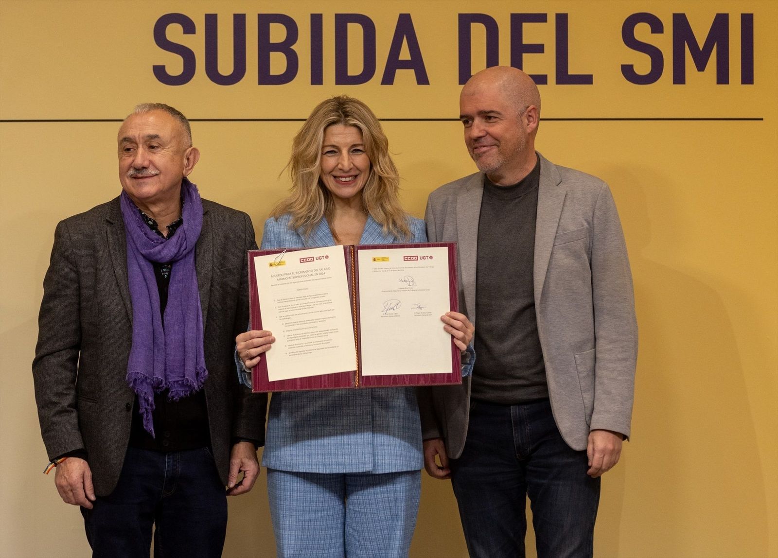 Yolanda Díaz firma con los sindicatos del subida del SMI